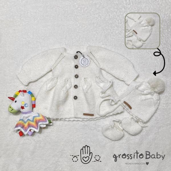 CONJUNTO TEJIDO VESTIDO/TAPADO, ESCARPINES Y GORRO CON POMPON GROSSITO BABY art.1002