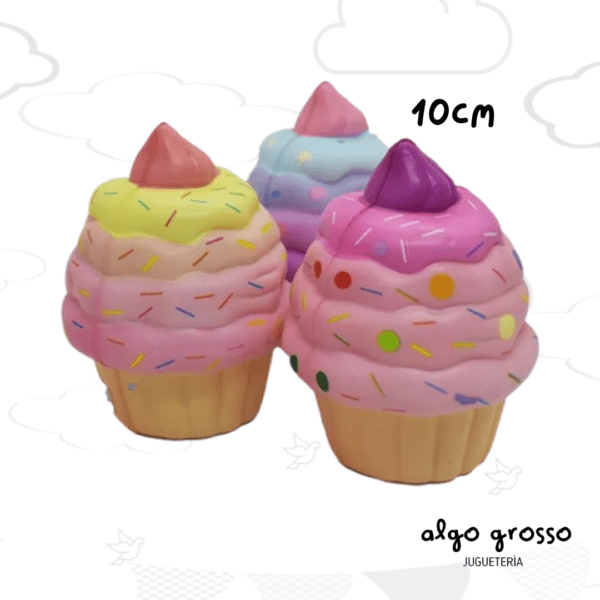 SHAKY FRIENDS APRETABLE - SQUISHY CAKE DE 10CM art.IK0557